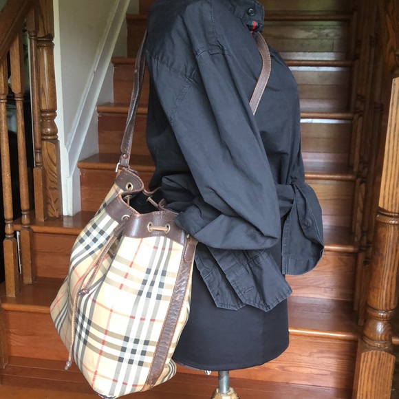 HP🎉Burberry Drawstring Bag🎊 10/21🎉 - Picture 4 of 16